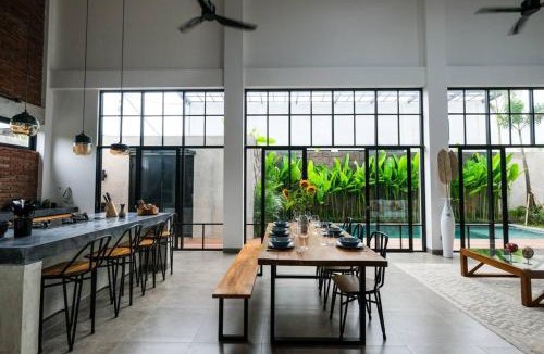 Batu Bolong Villa | Modern 3BR loft villa in the heart of Canggu
