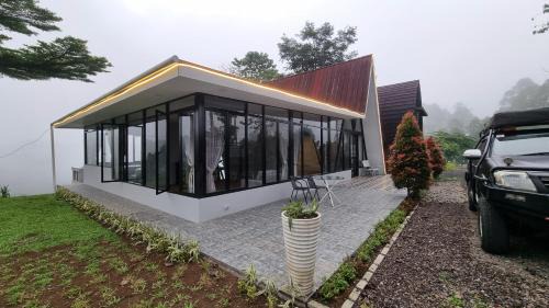 Cisarua Cabin | Mroom villa kaca