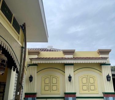 Laweyan House | Ndalem Kulon Guest House Syariah