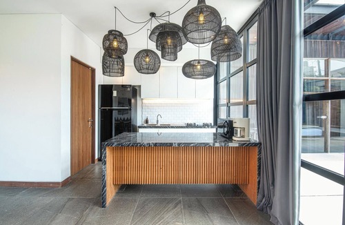 Pererenan Villa | New 5BR Villa, Enclosed Lounge, Canggu Oasis