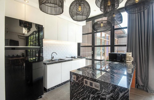 Pererenan Villa | New 5BR Villa, Enclosed Lounge, Canggu Oasis