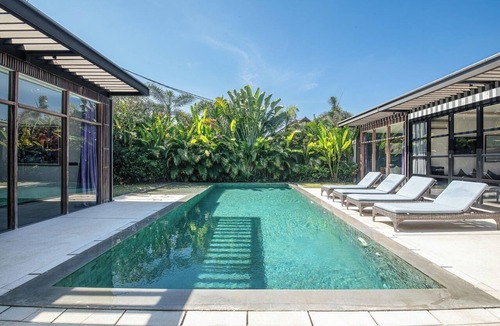 Pererenan Villa | New 5BR Villa, Enclosed Lounge, Canggu Oasis