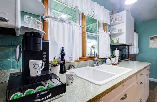 Bedford Cottage | Nostalgic Fun Mid Century Themed Cosmic Cottage~ Bedford Home Pets OK