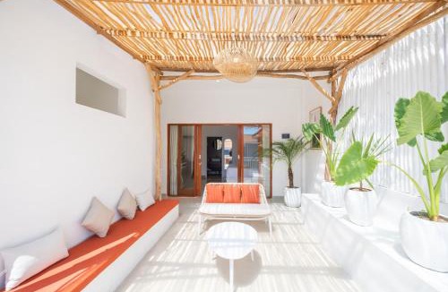 Batu Bolong House | OG Cove - Modern & Central Pool Villa - Sleeps 7