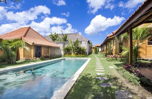 Batu Bolong House | ORORA B5-NEW SPOT in the heart of CANGGU; 2 bedroom 400 m from the beach.
