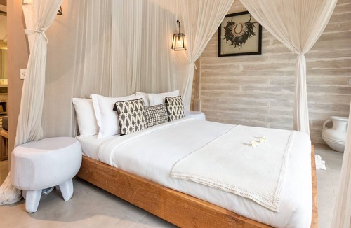 Kerobokan Villa | Peaceful 4 Bedrooms Private Pool Villas Rice Field View