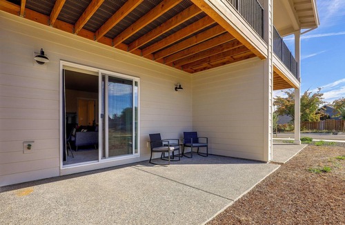 Gresham Apartment | PNW Home Base! Gresham Studio w/ Patio