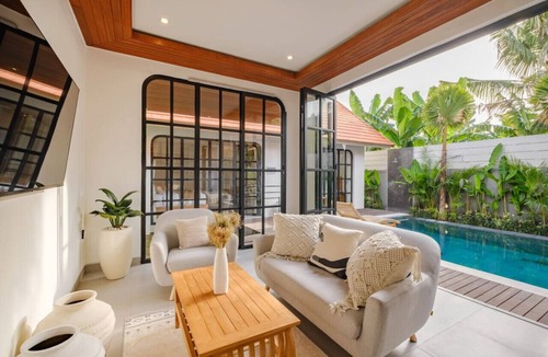 Berawa Villa | Prime Canggu, 3BR Private Pool Villa by Orivista , 2Min - Finns & Atlas