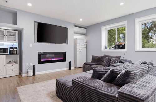 Newington Apartment | Private King Suite - Springfield METRO