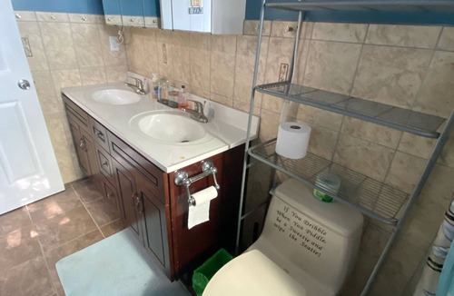 Hayward House | Quite private rooms w/bathroom — super close to Hayward airport