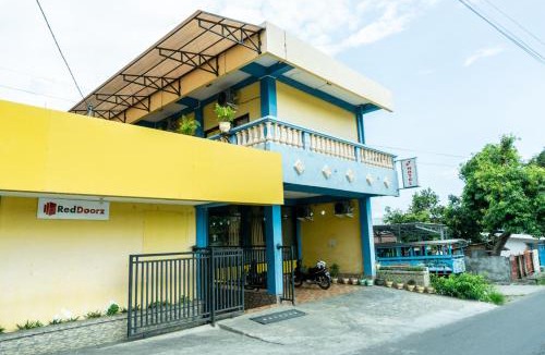 Ende House | RedDoorz near H. Hasan Aroeboesman Airport
