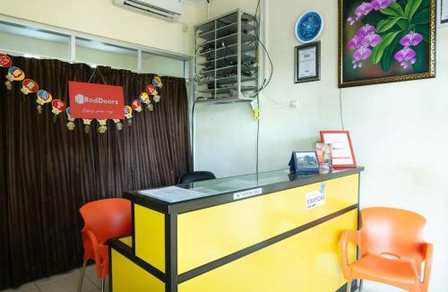 Ende House | RedDoorz near H. Hasan Aroeboesman Airport