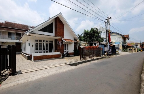 Purwokerto House | RedDoorz near Rita Super Mall Purwokerto 3
