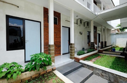 Purwokerto House | RedDoorz near Rita Super Mall Purwokerto 3