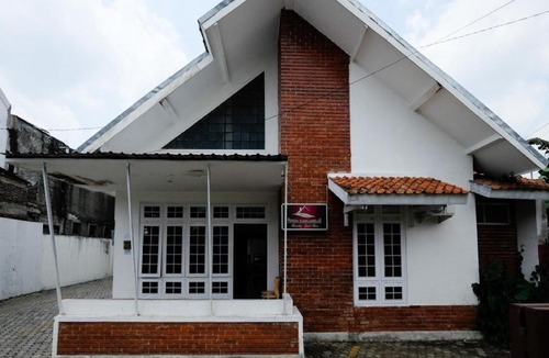 Purwokerto House | RedDoorz near Rita Super Mall Purwokerto 3