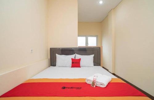 Tangerang Hotel | RedDoorz near Stasiun Tangerang