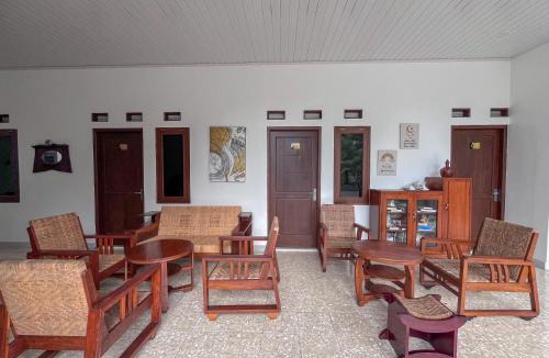 Purwokerto Hotel | Reddoorz Syariah at Omahwatumas Near Amikom Purwokerto