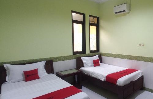 Krian Hotel | RedDoorz Syariah near Bypass Krian