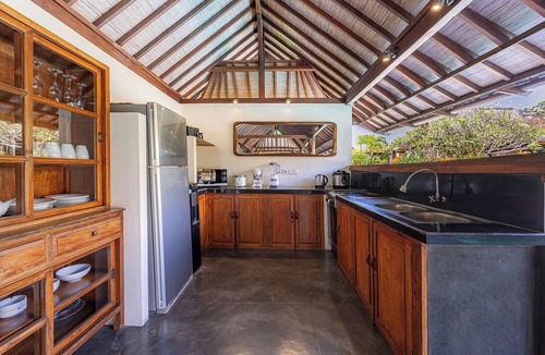 Batu Bolong Villa | Refurbished Villa Lina-In the heart of Canggu & 5min ride to Echo Beach/La Brisa