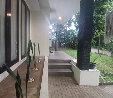 Bandung House | Rumah liburan keluarga dengan halaman depan dan belakang yg Luas