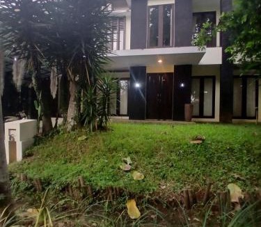 Bandung House | Rumah liburan keluarga dengan halaman depan dan belakang yg Luas