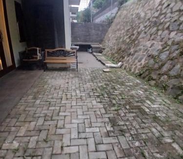 Bandung House | Rumah liburan keluarga dengan halaman depan dan belakang yg Luas