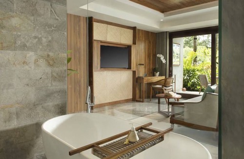 Ubud Resort | Spacious Ubud Suite with Rice Field Views, Soaking Tub & Private Terrace