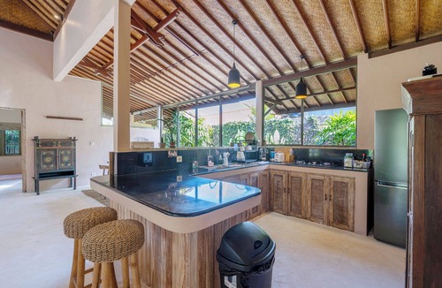Berawa Villa | Spacious villa in Berawa, Canggu. Large & green garden, pool, AC and trampoline!