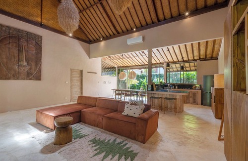 Berawa Villa | Spacious villa in Berawa, Canggu. Large & green garden, pool, AC and trampoline!