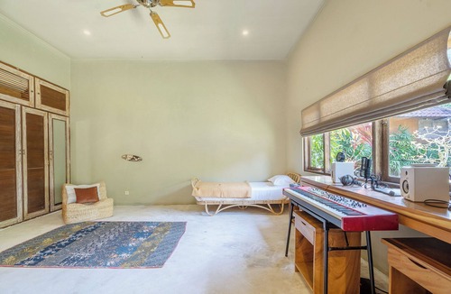Berawa Villa | Spacious villa in Berawa, Canggu. Large & green garden, pool, AC and trampoline!