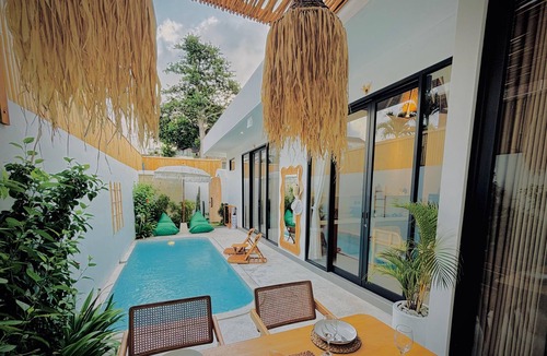 Umalas Cottage | Strategically located near Canggu, Seminyak, and various public facilities.