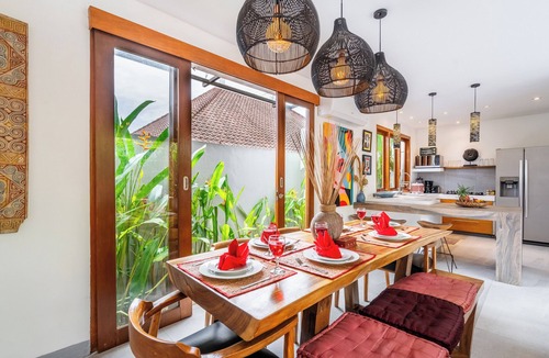 Kerobokan Villa | Stylish Luxe Design, 5-mins drive to Beach, BBQ, Peaceful, Cozy & Fast WIFI.