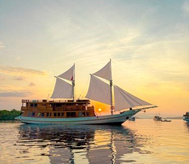 Labuan Bajo Boat Rental | Sundari Voyages by Archipelago Reserve Diving Photography