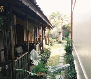 Batu Bolong House | Swan Wooden House Canggu