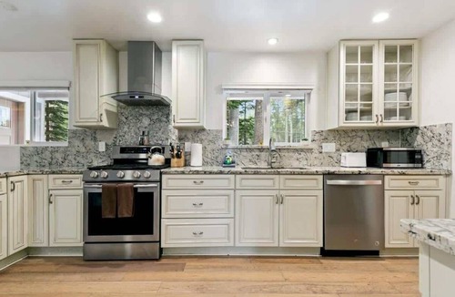 North Upper Truckee House | Tahoe Spa Retreat: Sauna, Hot Tub, Game Room, Dogs