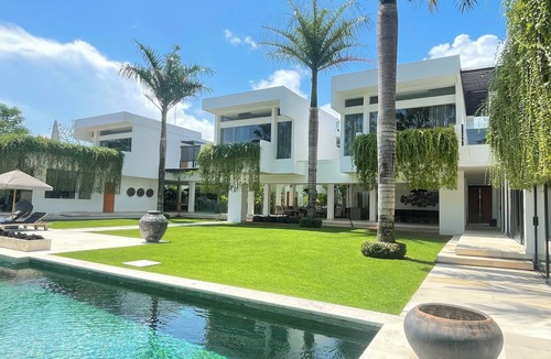 Babakan House | The Palm House, Luxury 5 bedrooms villa with 40m infinity pool & dedicated staff