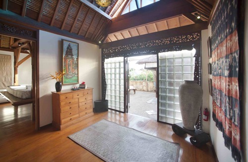 Dyanapura Villa | Traditional 8br Villa Central Seminyak