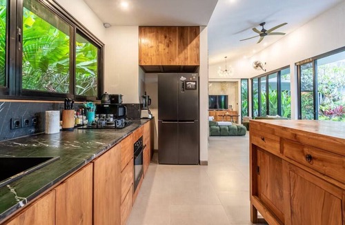 Melayang Villa | Tropical 4BR Oasis w Huge Pool+Gazebo, Ubud's Best