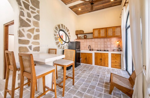Tibubeneng Villa | Tropical villa style Sleeps six Berawa