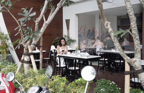 Batu Bolong Villa | Two Bedroom Villa in Canggu, Private Pool with spacious living and dining area