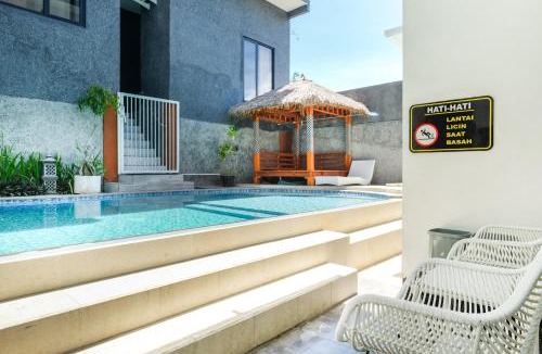 Oro Oro Ombo Hotel | Urbanview Golden Barbie near Jawa Timur Park 2