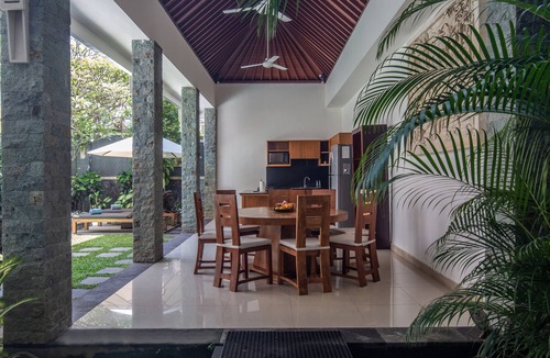 Batu Bolong Villa | Verano 2,4-8BR sleeps 8-16 mins walk to Echo Beach