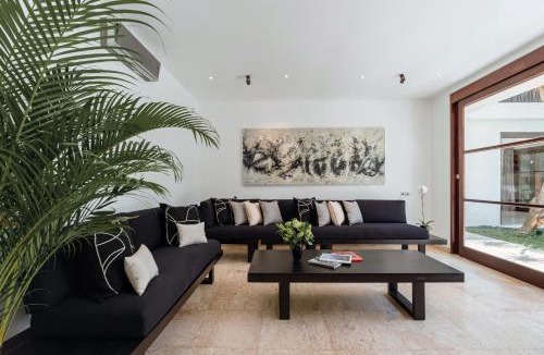 Petitenget Villa | Villa Amara Pradi - 550m to Petitenget Beach