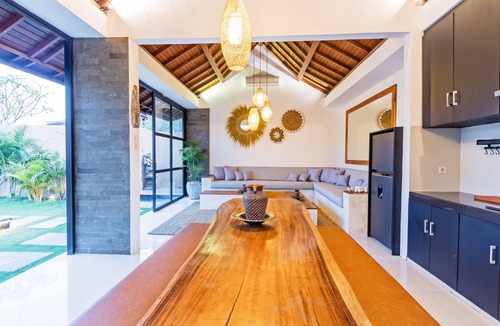 Batu Bolong Villa | Villa Aruna Batu Bolong Beauty 5 bed air/con living