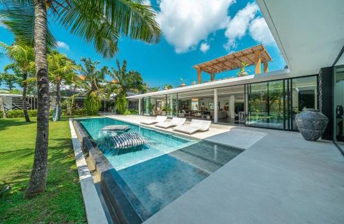Batubelig Villa | Villa Bull House Amazing 6 bedrooms contemporary villa in Seminyak