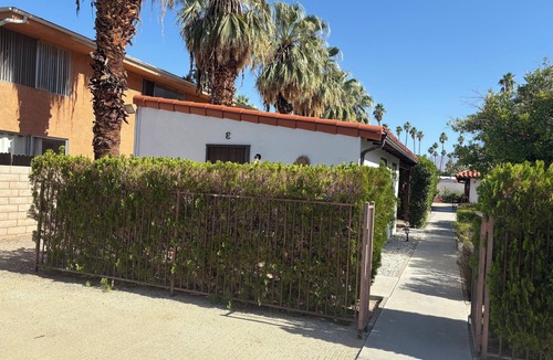 Historic Tennis Club Apartment | Villa E - a cozy studio in the heart ♥️ of downtown Palm Springs!