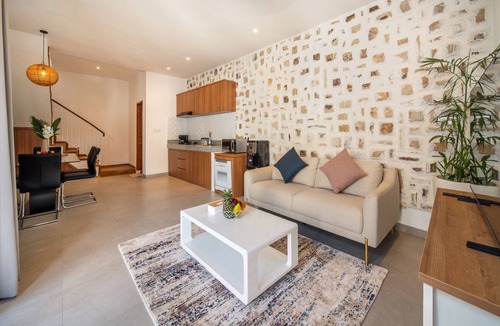 Ungasan Villa | Villa in Uluwatu - 4 Bedroom/4.5 Bathroom with Pool, AC, Cable and Roof Top Bar.