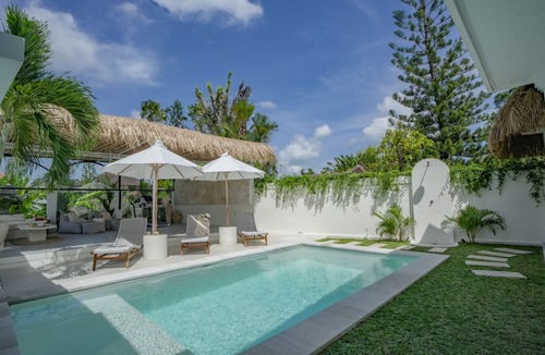 Batu Bolong Villa | Villa Nair NEW stylish 3BR Canggu with large pool, projector & green field view