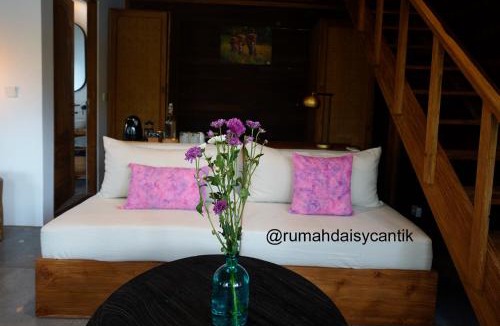 Nyambu Bed & Breakfast | Villa Pink