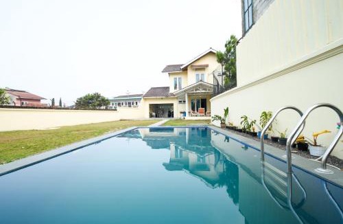 Cipanas Villa | Villa Puncak Kota Bunga, Swarna Villa Swimming Pool